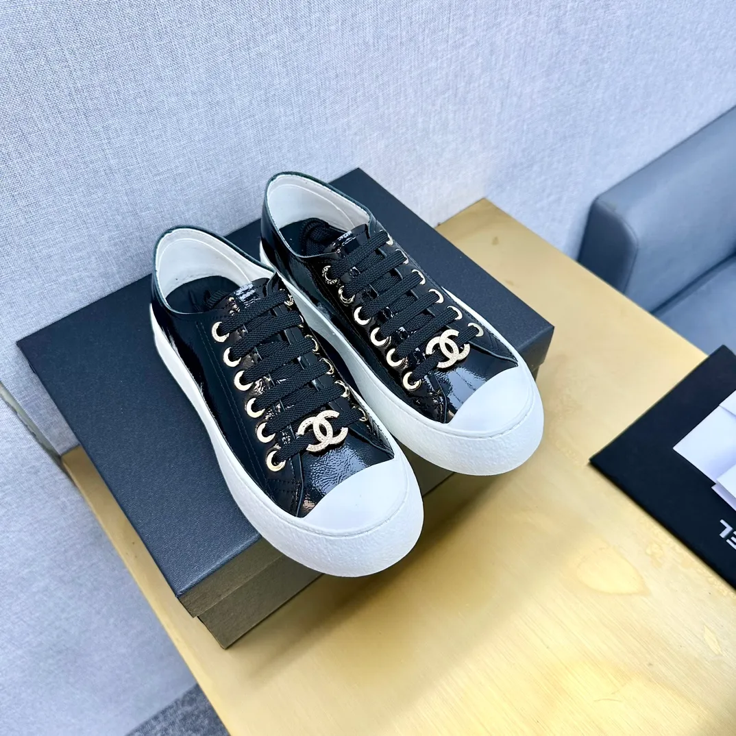 👟👟Ex-factory price 440👟👟 Top version, original quality! ! ! Chanel Chanel - 2024 biscuit shoes, the top casual sports shoes in the counter, this classic design; the upper is electro-embroidered with a variety of craftsmanship; the outsole is fashionable and sporty; the unusual inclusion of a variety of color elements... The diversified mix and match is very good-looking and versatile, casual, fashionable, sports and outdoor can be taken into account... ꫛꫀꪝ Go➫ Material: ❶Upper made of: original first-layer cowhide ❷Inside made of: sheepskin ❸The outsole is based on: original T👟👟factory price U combination outsole counter boutique packaging complete set for women 35–40
